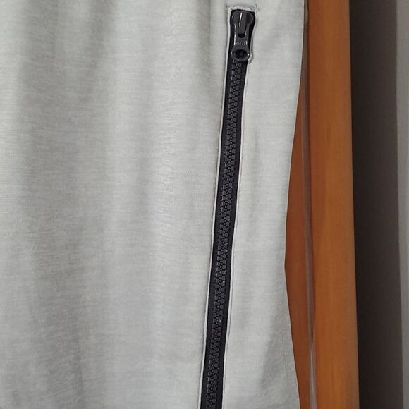 Champion sweat pants, NWOT.  Gray, size Medium. So soft and comfortable. - Picture 3 of 10